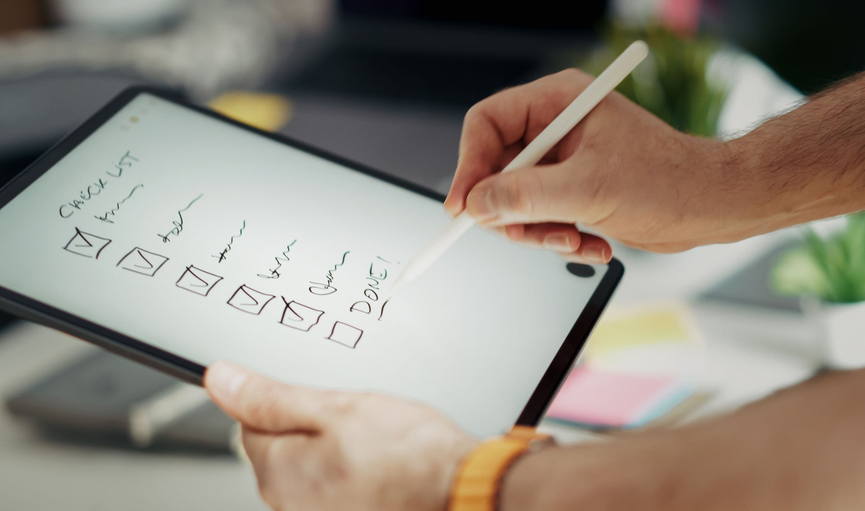 معرفة دقيقة بالأنظمة والتحديثات